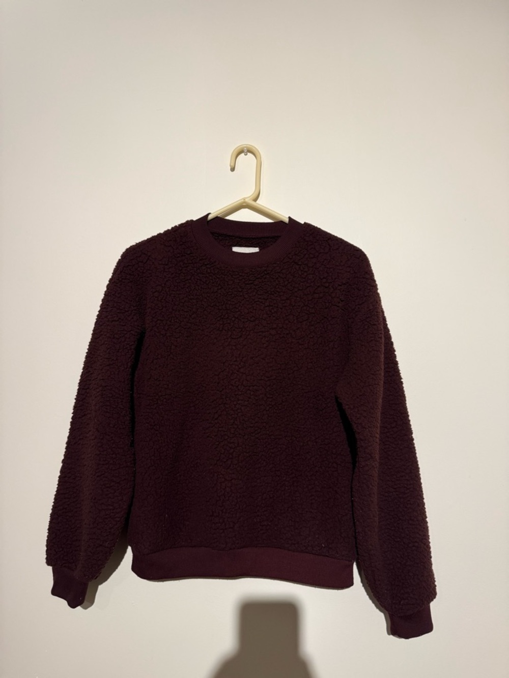American Eagle Outfitters Sherpa Crewneck in Burgundy